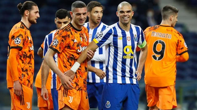 Porto-Juventus maçında Pepe, Merih Demiral yumruk atmaya kalktı ile ilgili görsel sonucu
