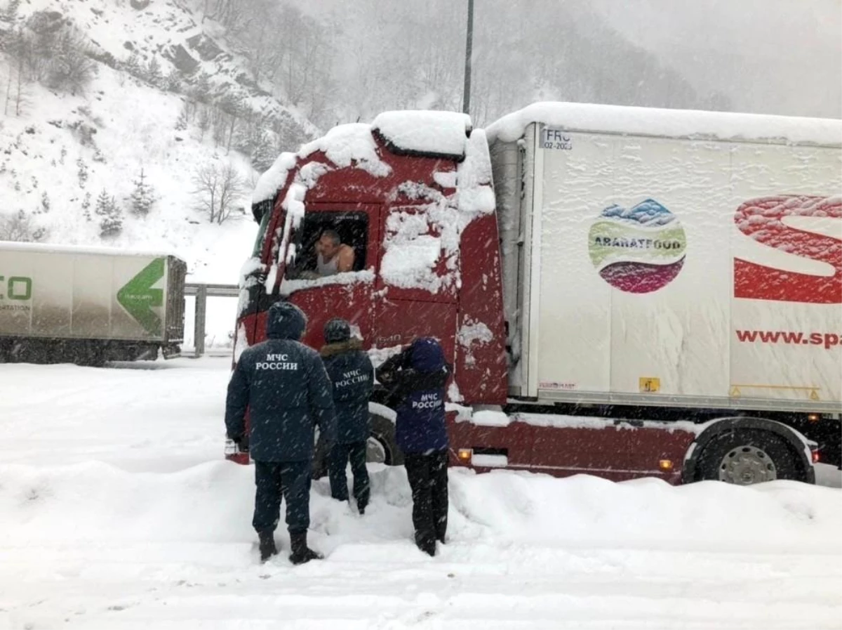 Rusya\'da düşen çığın altında kalmaktan son anda kurtuldular