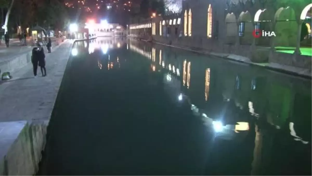 Şanlıurfalılar Regaip Kandilinde Balıklıgöl\'de namaz kıldı