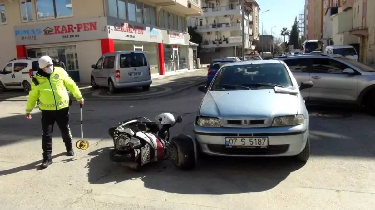 Son dakika haberleri! Savrulan motosikletten kaskı sayesinde kurtuldu.. O anlar kamerada