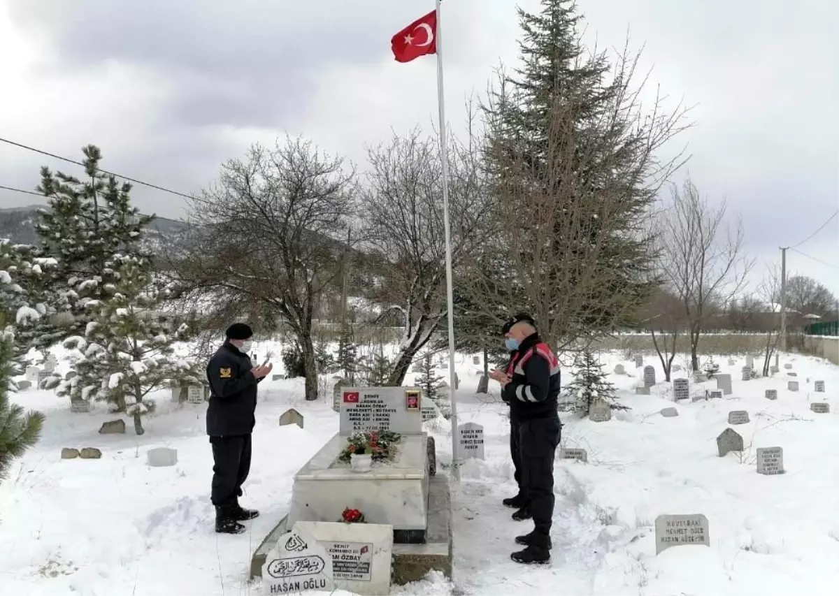 Şehit Jandarma Komando Er Özbay, kabri başında anıldı