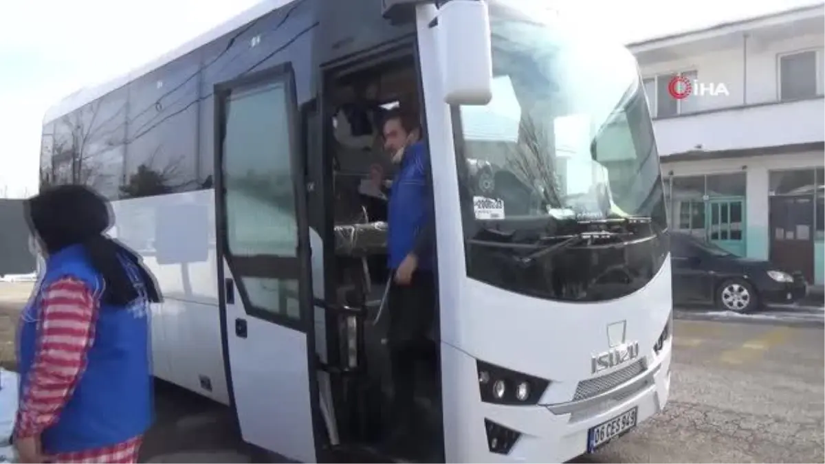 Sınavlardan arta kalan kalem ve silgilerle öğrencilerin yüzünü güldürdüler