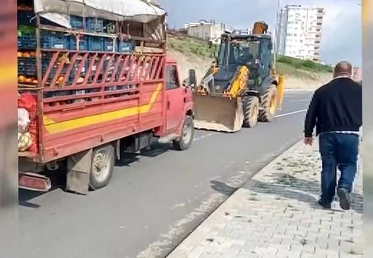 Yolda kalan meyve sebze yüklü kamyoneti iş makinesiyle götürdüler