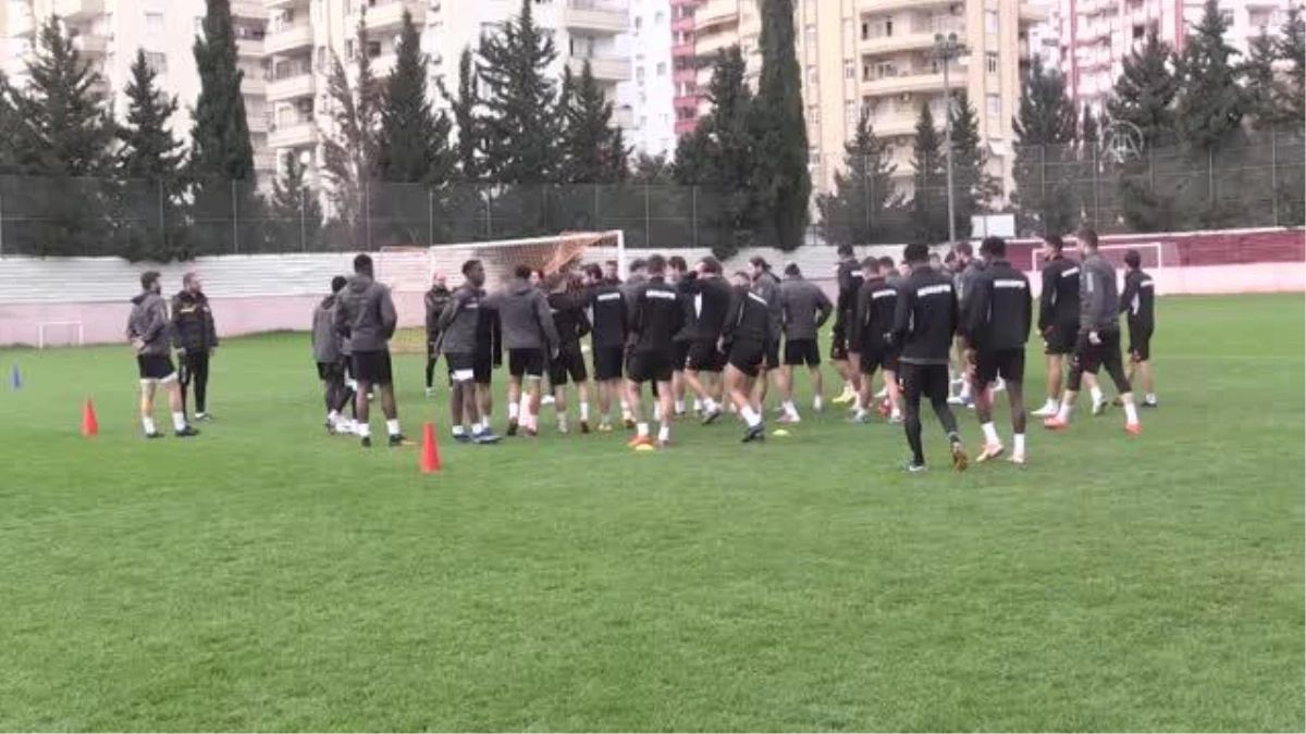 Adanasporlu futbolcular, teknik direktör Bayraktar\'la başarılı olacaklarına inanıyor