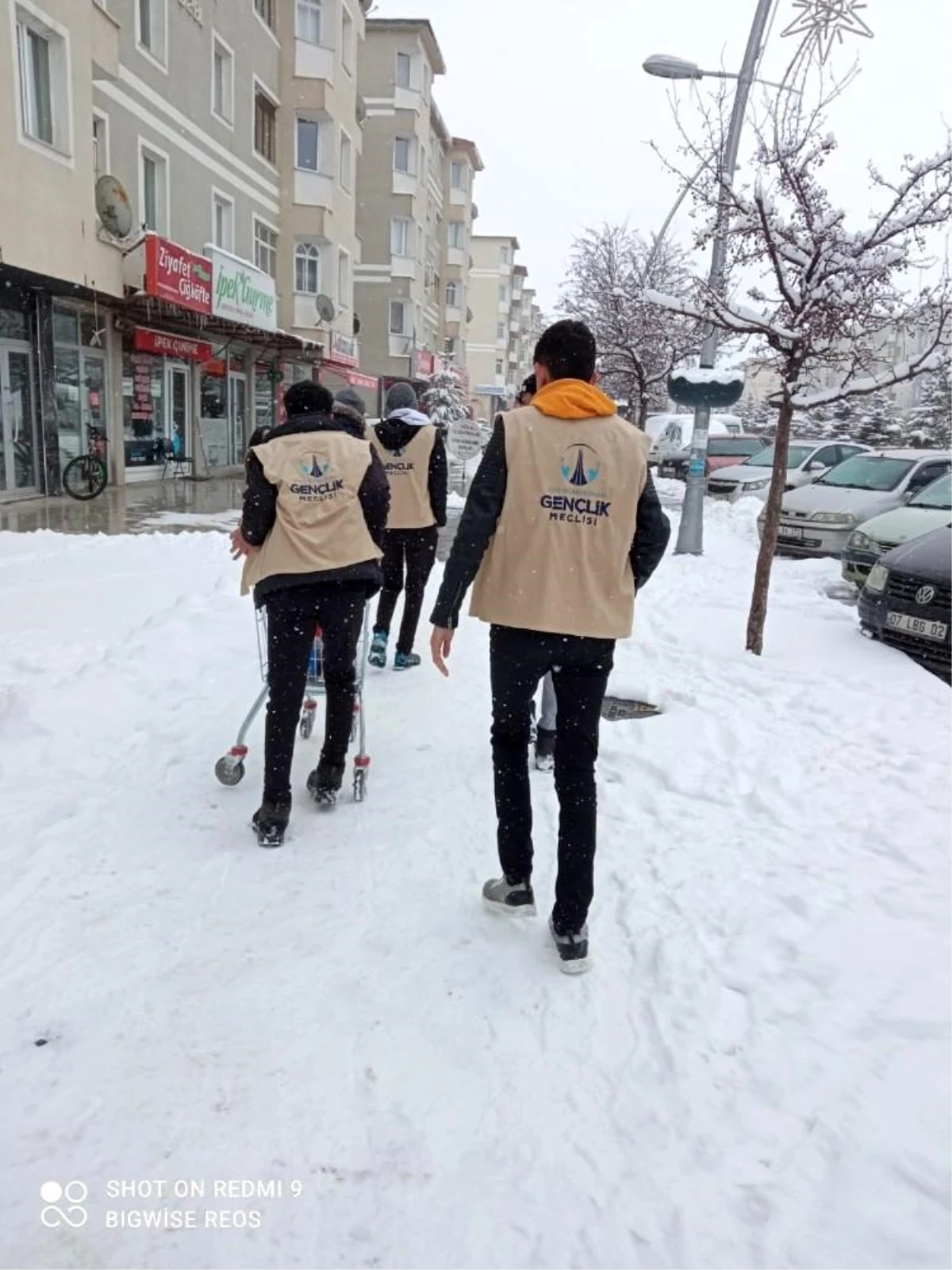 Erzurumlu gençler çetin kışta sokak hayvanlarını unutmadı