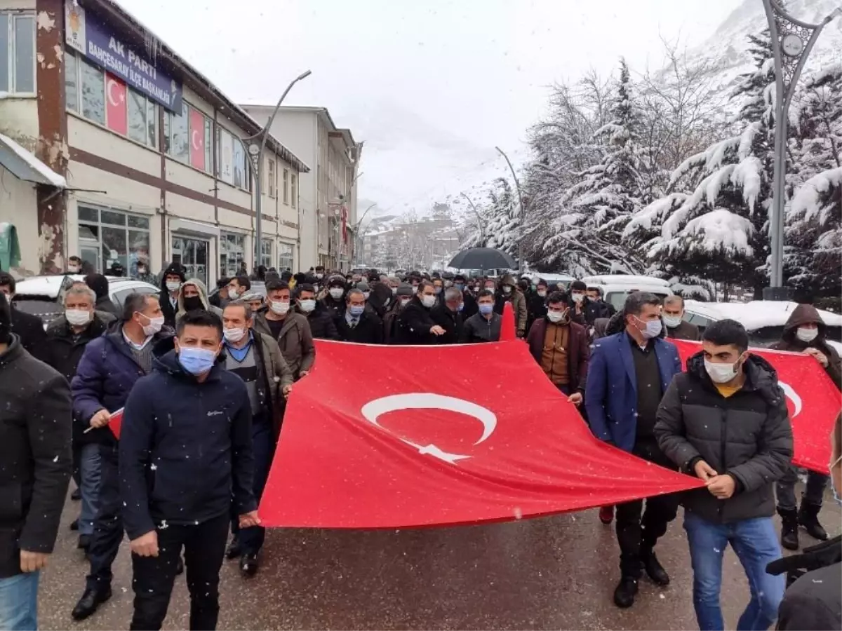 Son dakika: Bahçesaray\'da lapa lapa kar yağışı altında teröre lanet yürüyüşü