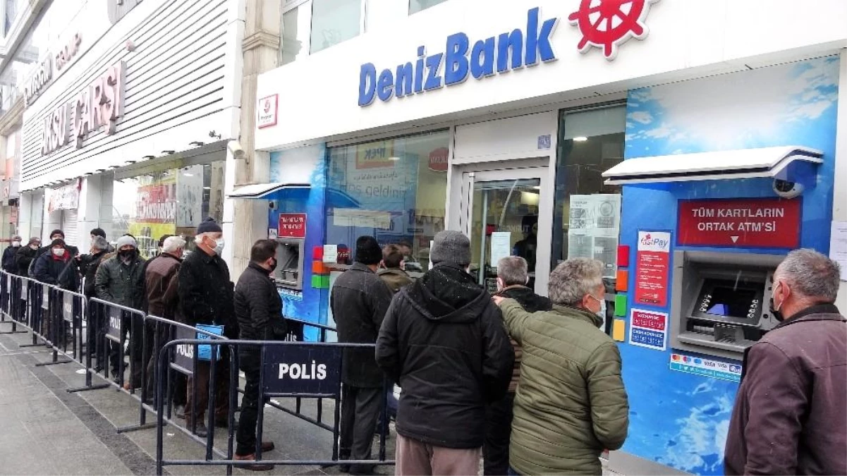 Banka önünde sosyal mesafesiz kuyruk