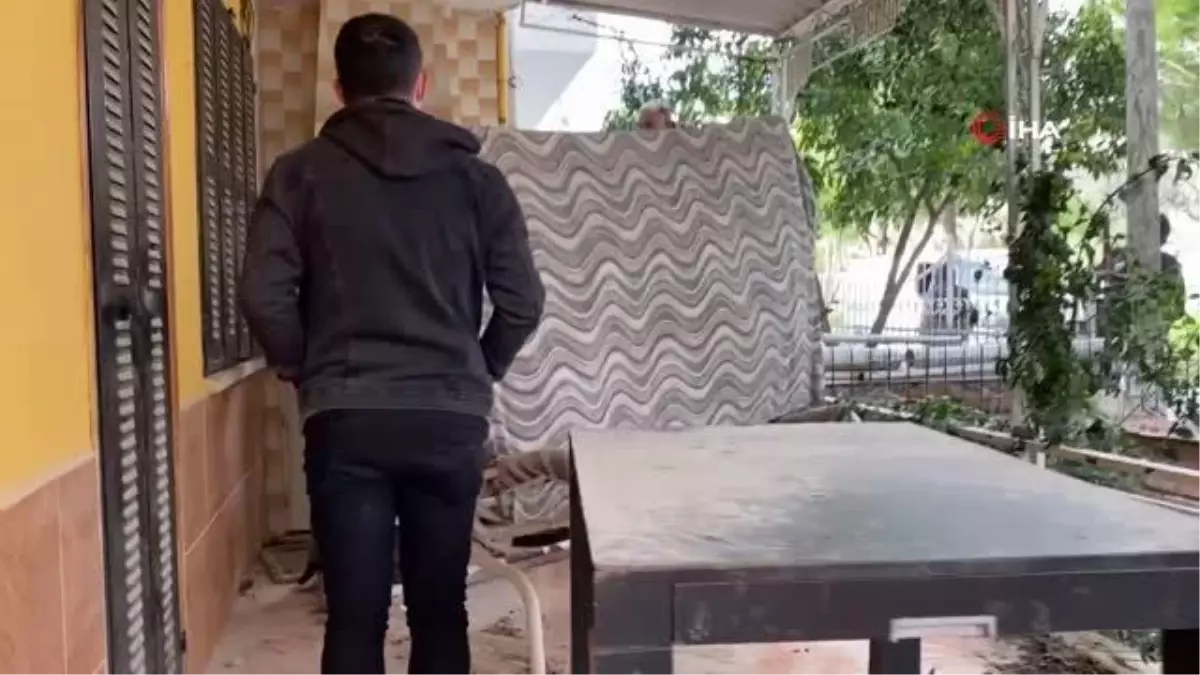 Boş evde mahsur kalan kedi için kurtarma operasyonu