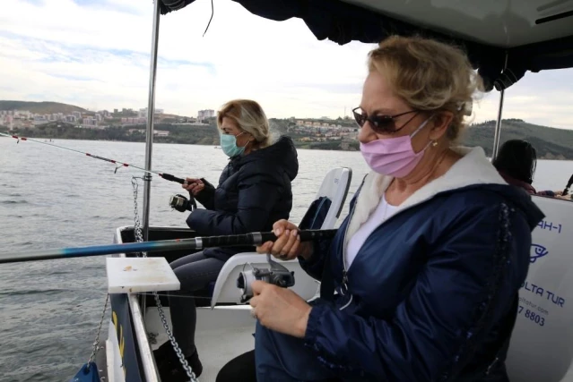 Bursa'da balıkçı kadınlar 40 yıllık oltacılara taş çıkardı
