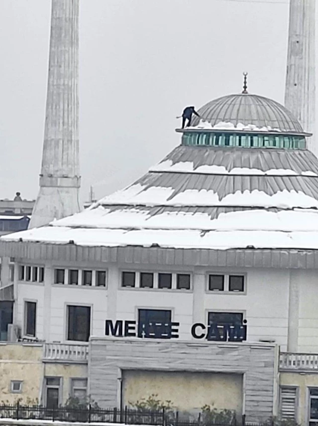 Bursa'da cami kubbesinde tehlikeli temizlik