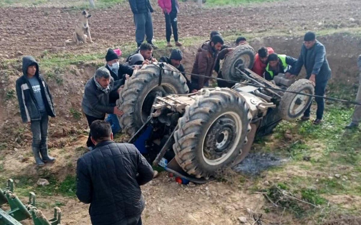Devrilen traktörün altında kalmaktan son anda kurtuldu