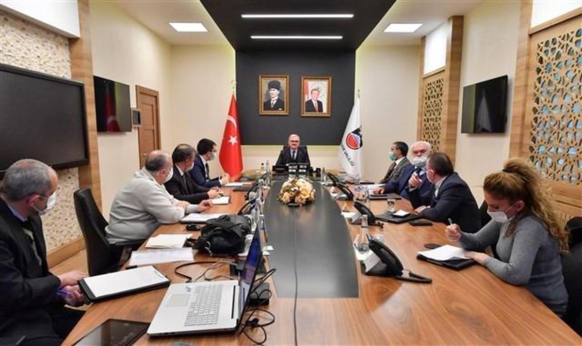 Diyarbakır Valisi Münir Karaloğlu, Spor Park Projesine yönelik toplantı gerçekleştirdi