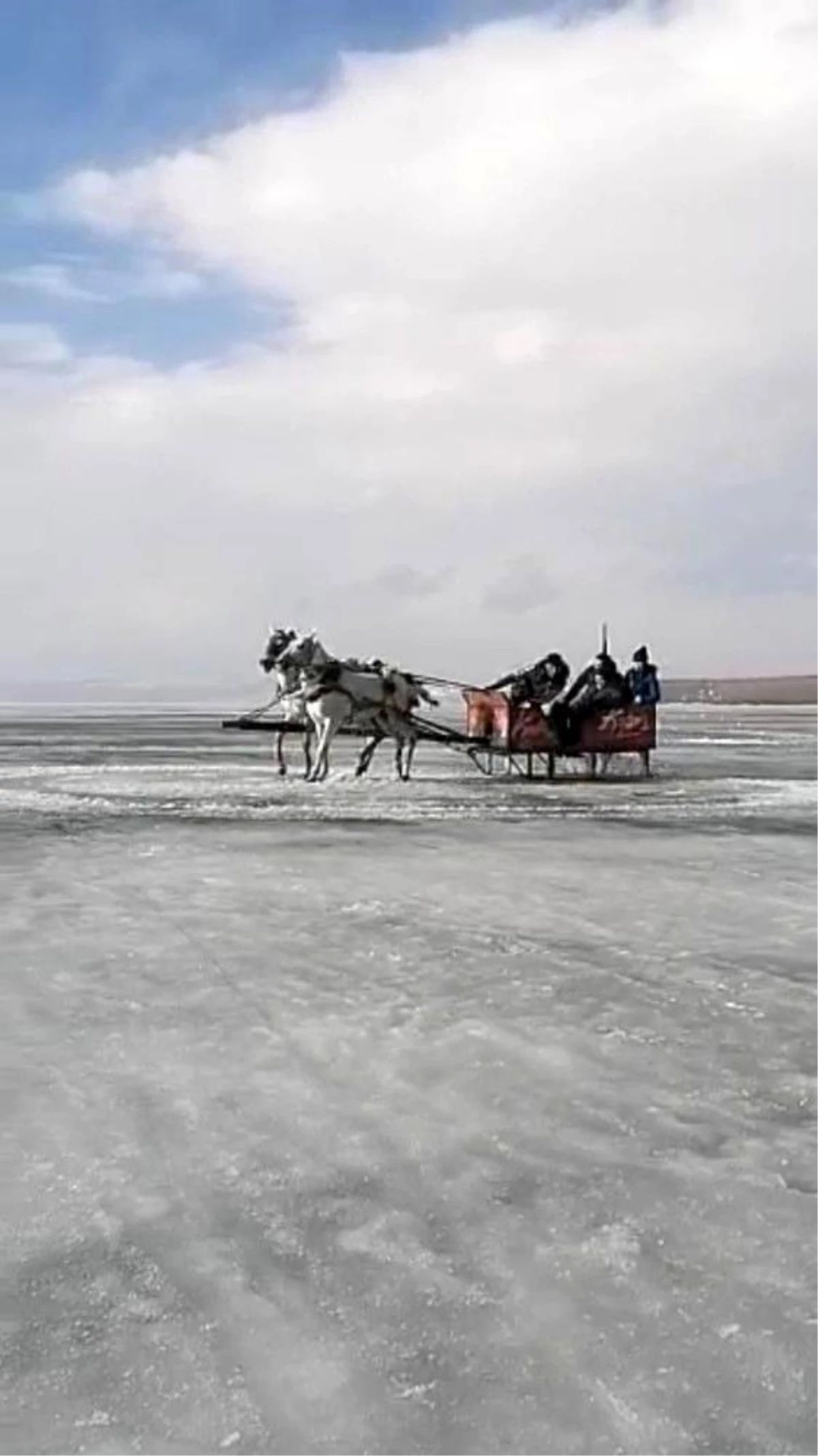 Son dakika haber | Donan Çıldır Gölü üzerinde atlı kızakla drift yaptılar
