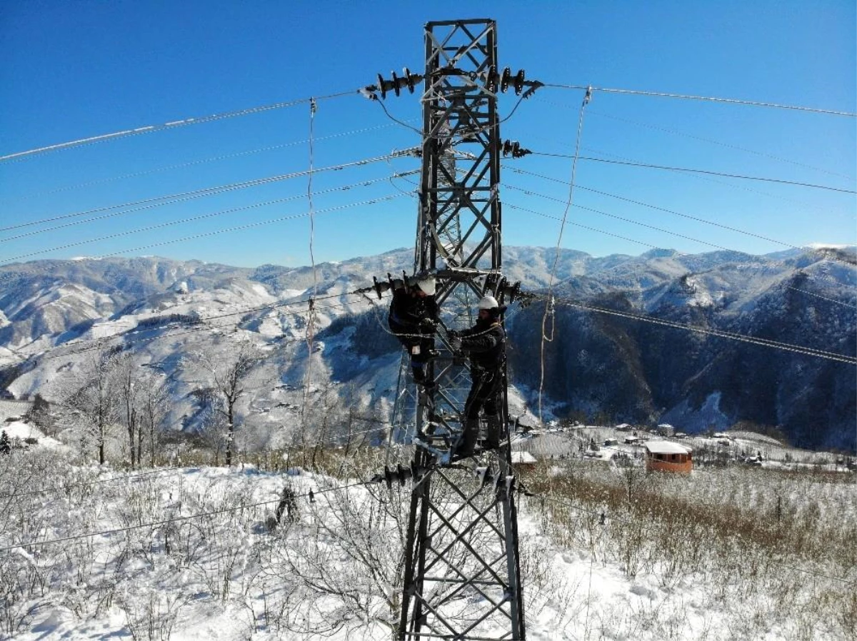 Elektrik arıza ekiplerinin zorlu mücadelesi