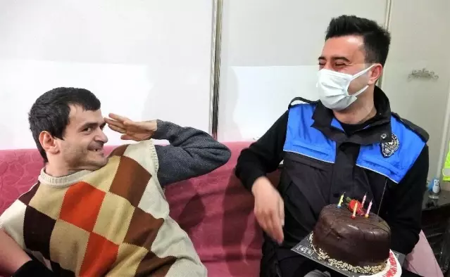 Son dakika haber! Engelli oğlu için istedi, polis doğum günü sürprizi yaptı Son dakika haber! Engelli oğlu için istedi, polis doğum günü sürprizi yaptı