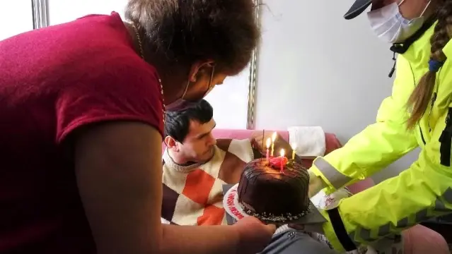 Son dakika haber! Engelli oğlu için istedi, polis doğum günü sürprizi yaptı Son dakika haber! Engelli oğlu için istedi, polis doğum günü sürprizi yaptı