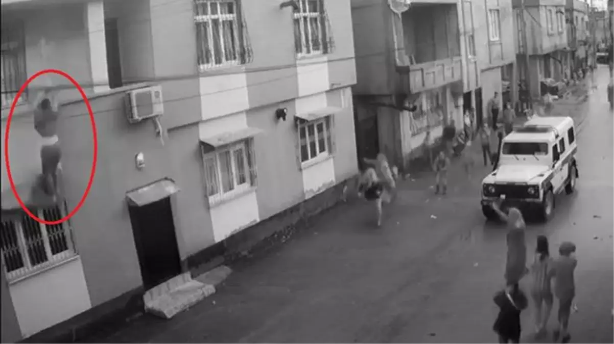 Eşi tarafından odaya kilitlenip darbedilen kadın balkondan aşağı düştü
