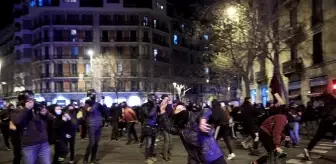 Son dakika haber... - İspanya'da rapçi Pablo Hasel protestoları 3. gününde- Çöp konteynerleri ateşe verildi, polis copla müdahale etti