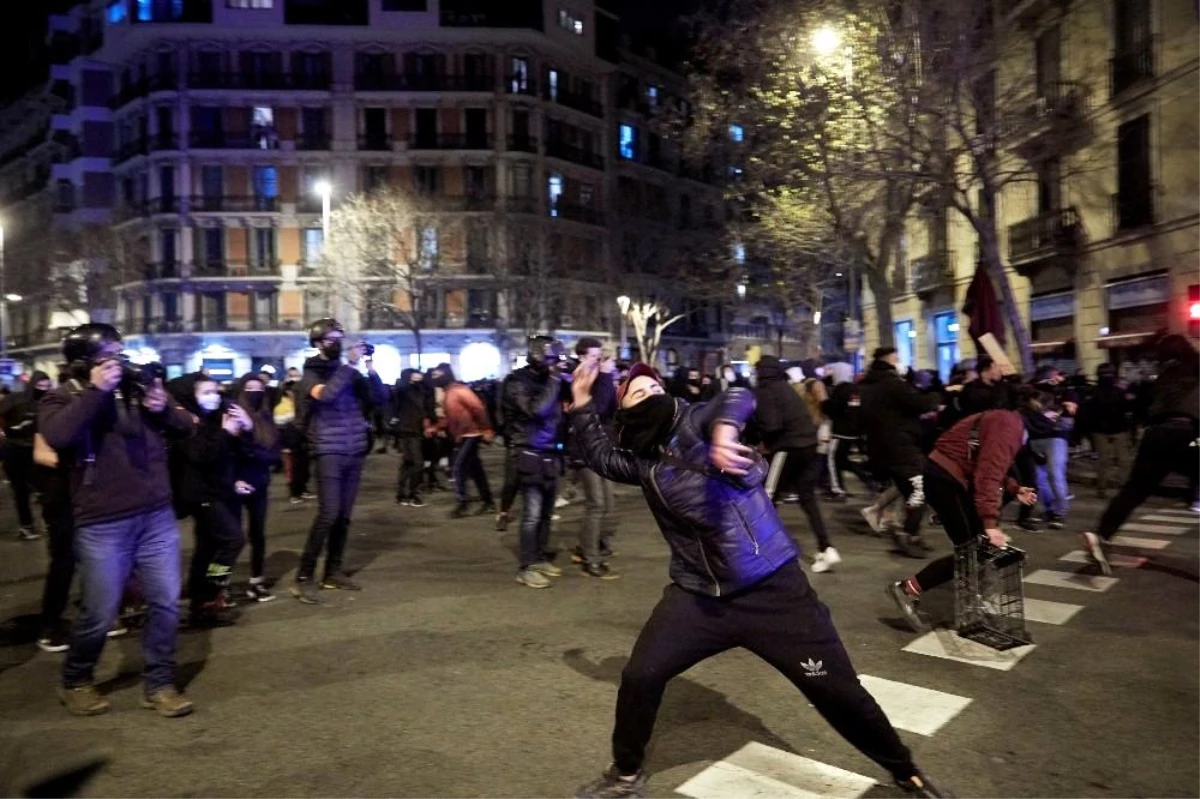 Son dakika haber... - İspanya\'da rapçi Pablo Hasel protestoları 3. gününde- Çöp konteynerleri ateşe verildi, polis copla müdahale etti
