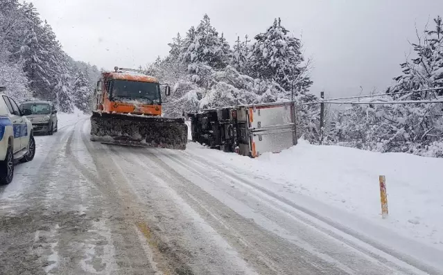 Kar yağışı etkili oldu, bazı araçlar devrildi bazıları kara saplandı ile ilgili görsel sonucu