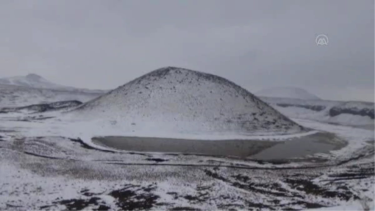 Kar yağışıyla güzelleşen Meke Gölü ziyaretçilerini ağırlıyor
