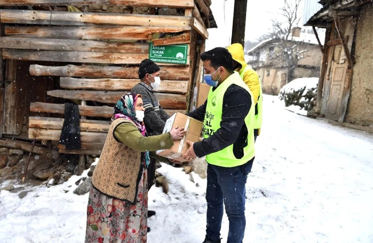 Karlı yolları aşıp yardım ulaştırdılar