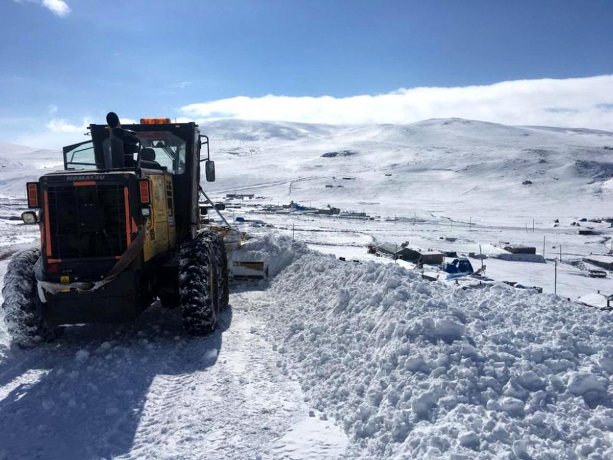 Kars\'ta Özel idare ekipleri kapalı yolları tek tek açtı