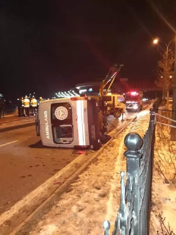 Ambulans devrildi: 3 yaralı