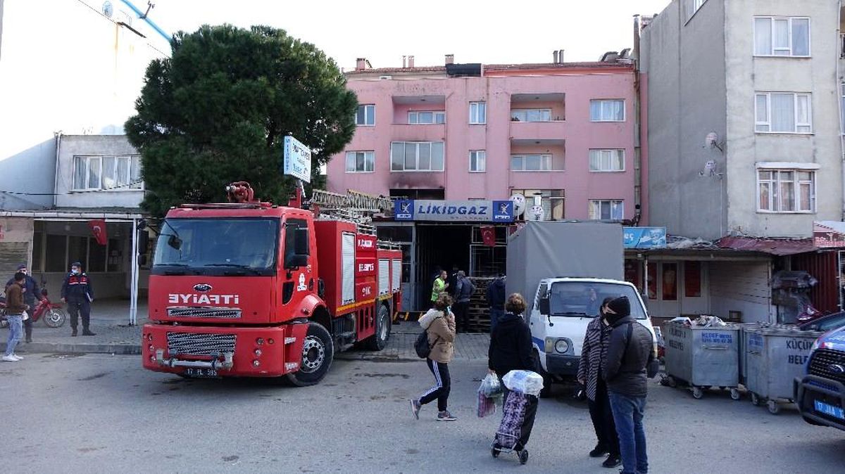Küçükkuyu\'da ev yangını: 8 kişi dumandan etkilendi
