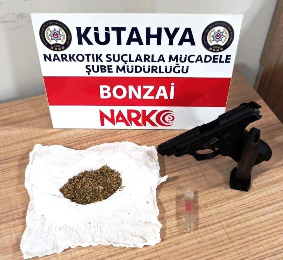 Kütahya\'da bir zanlının evinde uyuşturucu ele geçirildi