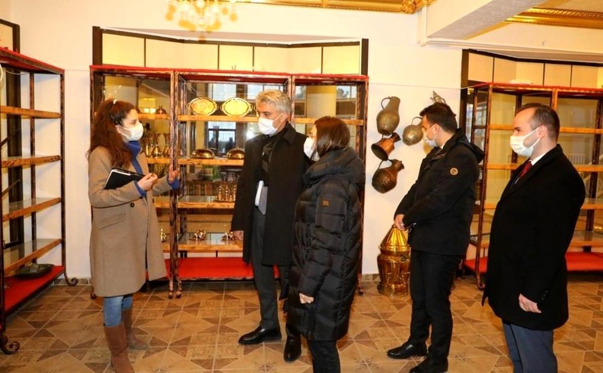 Makas çifti, kadınların el emeği göz nuru ürünlerini değerlendirebileceği binada incelemelerde bulundu