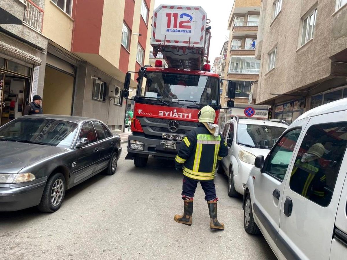 Manisa\'da itfaiye ekipler dar yolda zor anlar yaşadı