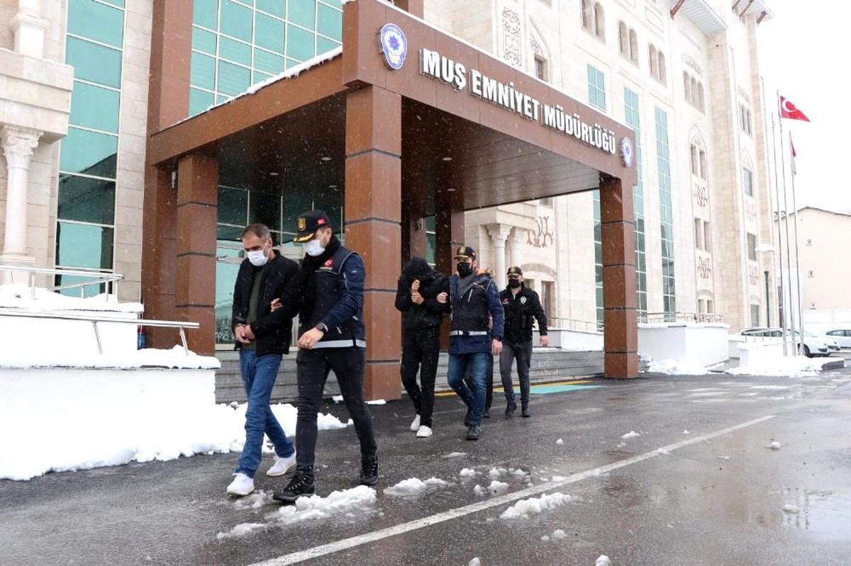 Midesinde uyuşturucu sevkiyatı yapan 2 kişi, polisin dikkati sayesinde yakalandı