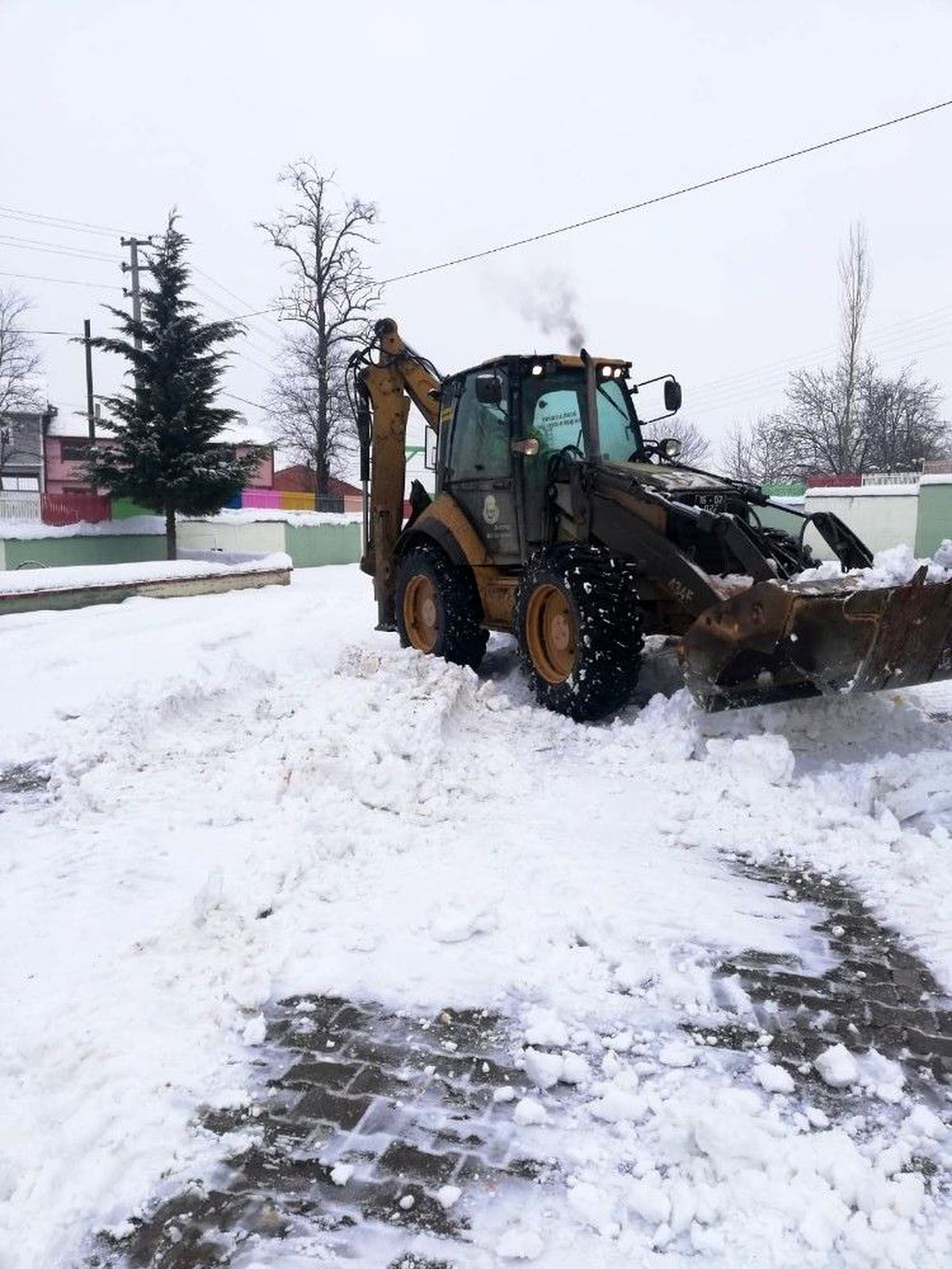Okul yolları kardan temizlendi