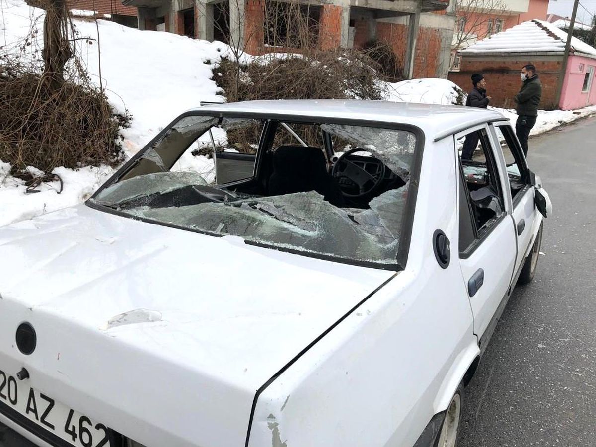 Önünü kestikleri aracın şoförünü darp ettikten sonra camları kırıp kaçtılar