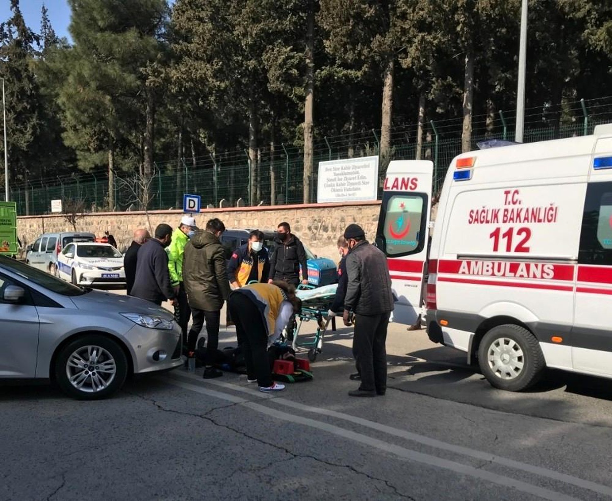 Otomobil ile çarpışan motosikletli yaralandı