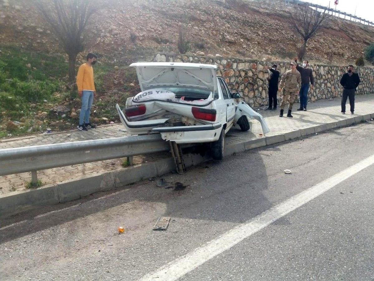 Otomobil kaldırıma çarptı