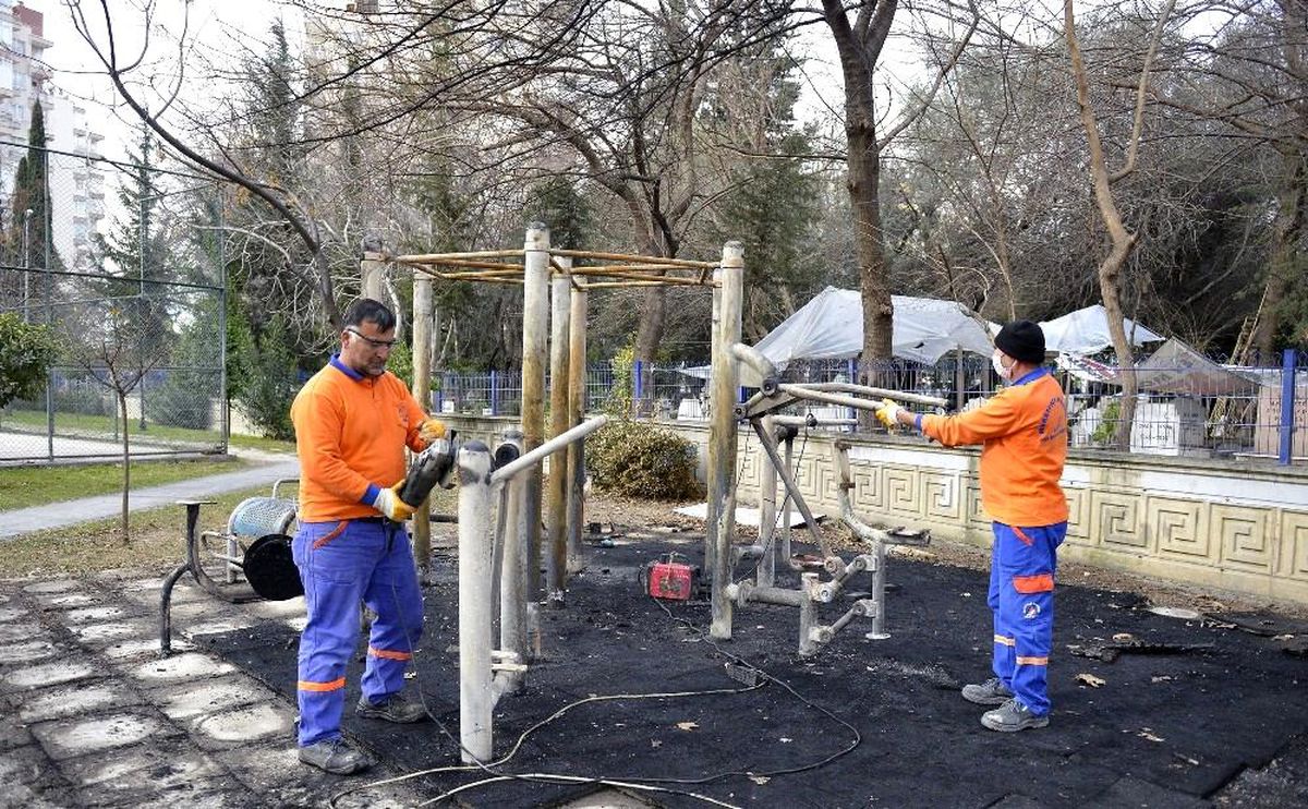 Son dakika haber: Parkta çıkan yangının izleri siliniyor