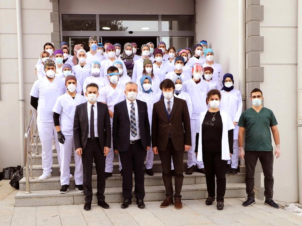 Rektör, Diş Hekimliği Fakültesi öğrencileri ile bir araya geldi