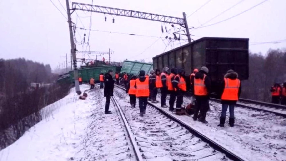 Rusya\'da trenin raydan çıktığı kazada 25 vagon birbirine girdi