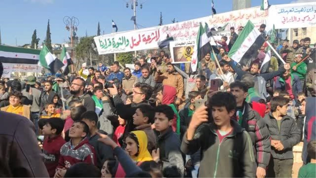 Suriye\'de yerlerinden edilerek İdlib\'e sığınmak zorunda kalan siviller evlerine dönebilmek için gösteri düzenledi