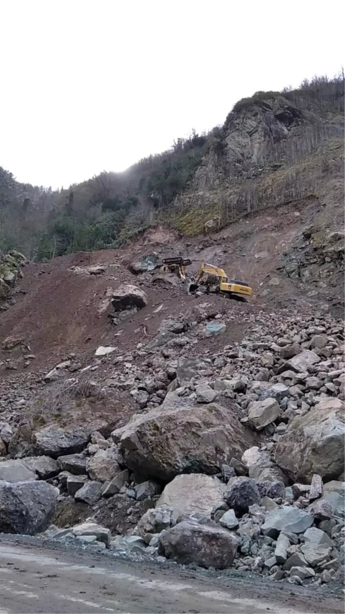 Taş ocağında göçük sırasında iş makinesi devrildi: 1 ölü, 1 yaralı