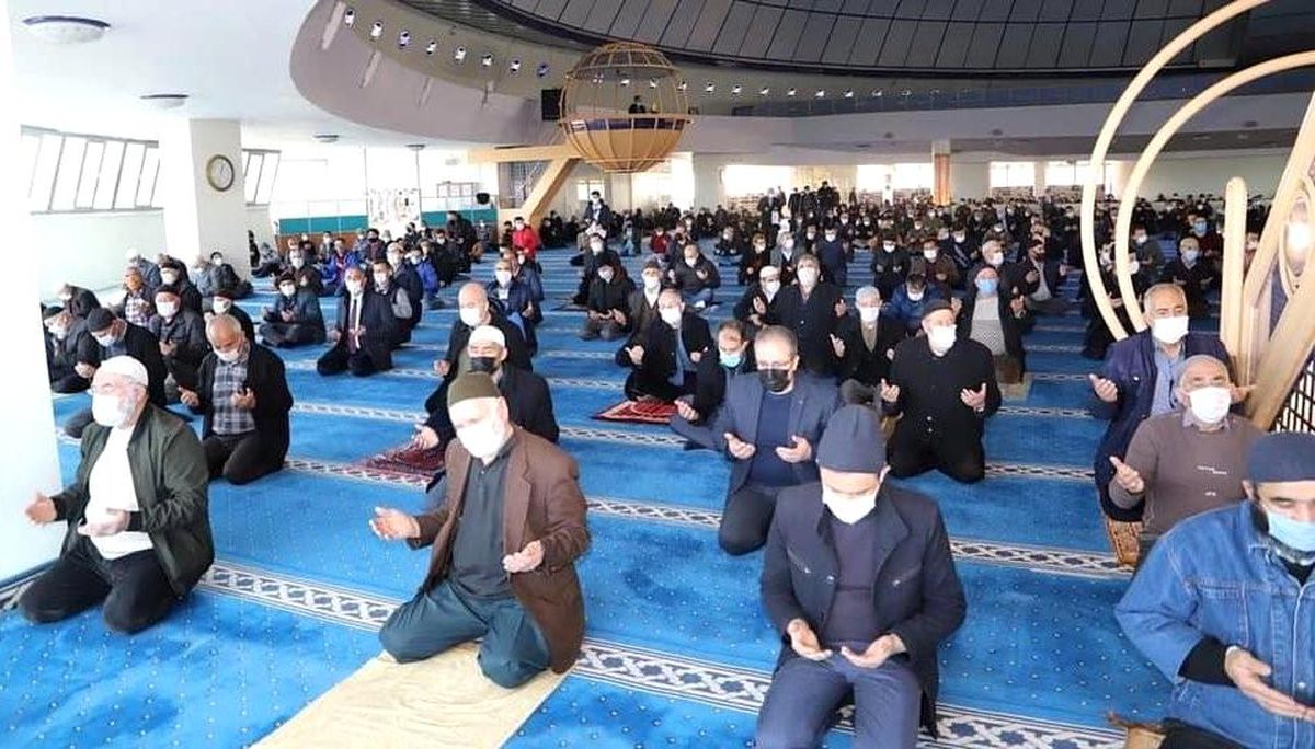 Terzibaba Cami\'nde Regaip Kandili coşkusu