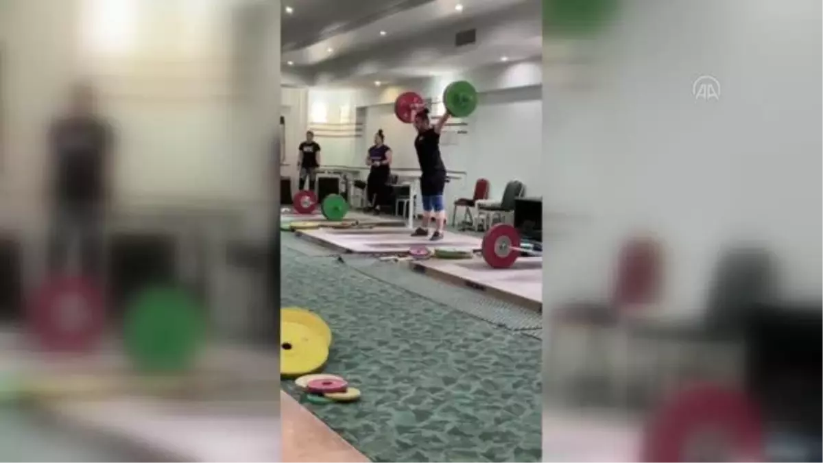 Tuğçe Boynueğri, zorluklar içinde halterde başarı hikayesine imza attı