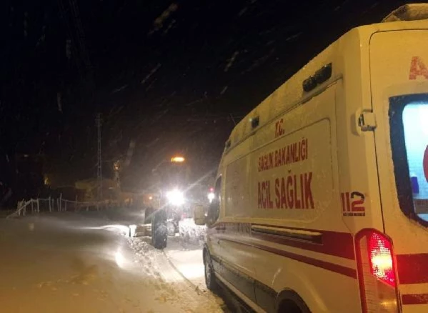 Yolu kapanan mahallelerdeki hastalara, karla mücadele ekipleriyle ulaşıldı