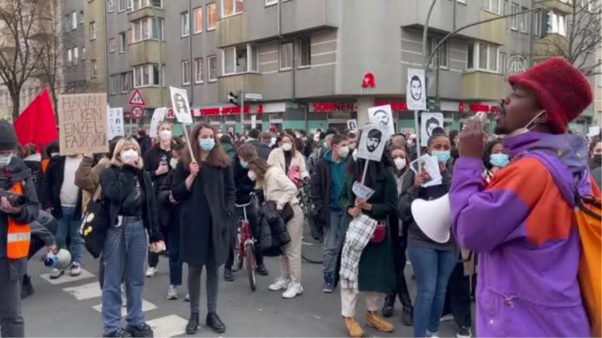 Almanya\'da ırkçı terör saldırısında hayatını kaybedenlerin anıldığı yürüyüşe binlerce kişi katıldı