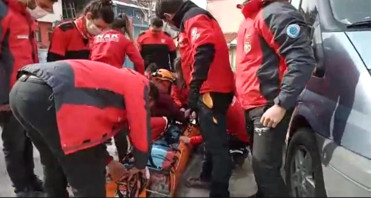 Son dakika gündem: Ambulans sokağa giremeyince ekipler, yaşlı adam için seferber oldu