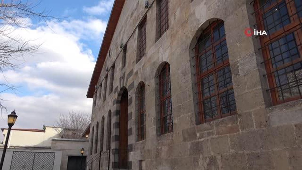 Avrupa'da İslamofobi artıyor, Türkiye'de kilise ve sinagoglar restore ediliyor