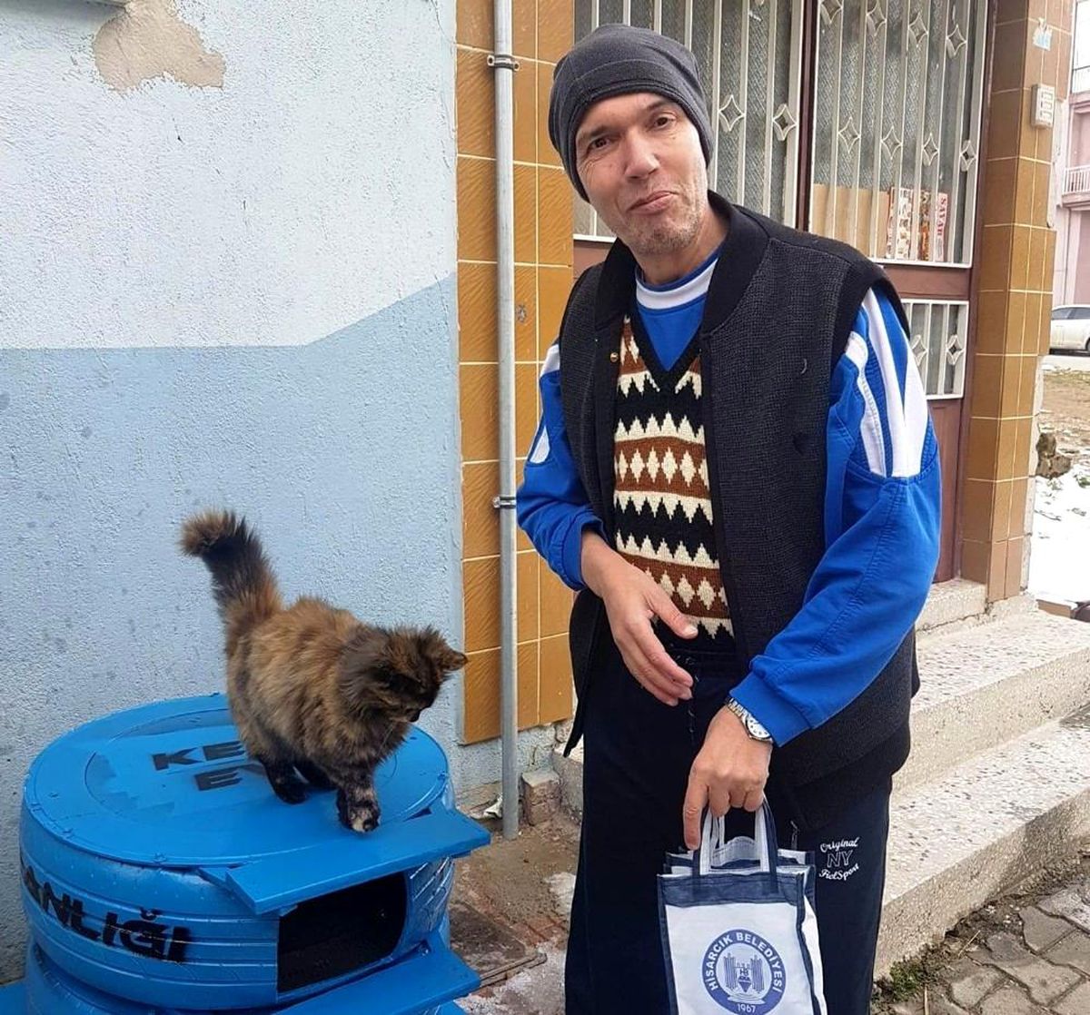 Başkan Çalışkan, engelli vatandaşın kedi evi isteğini geri çevirmedi