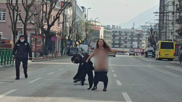 Bekçileri şoke eden an! Cadde ortasında çırılçıplak koşan kadını yakalamak için seferber oldular